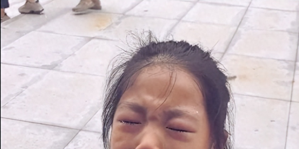 笑死！河北5岁孩子去北京游玩直接被热哭，妈妈安慰：以后不来了